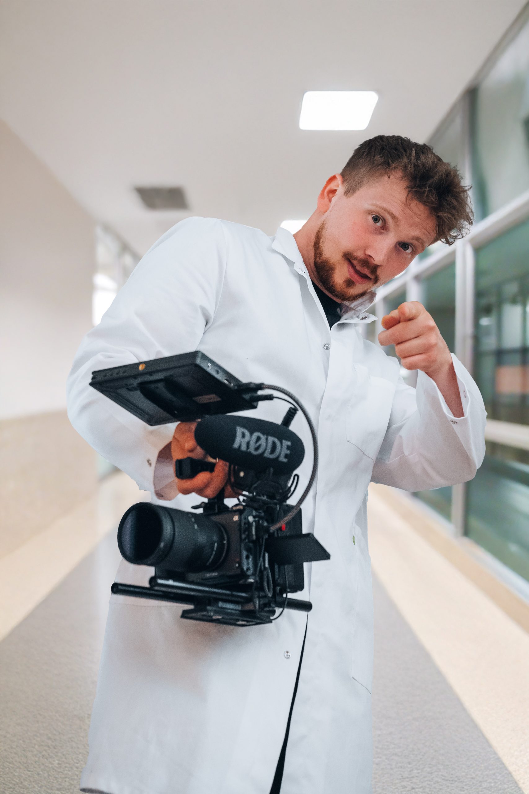 Flow Videos filmt einen Recruitingfilm in einer Klinik in Neubrandenburg – echte Mitarbeitende aus der Pflege statt gestellter Werbung. Videoproduktion Neubrandenburg