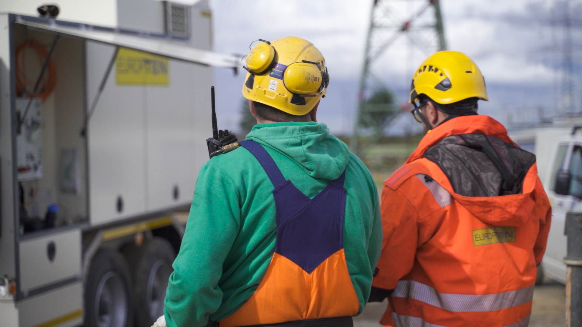 Zwei Mitarbeiter beim Bau am Freileitungsmast - Videoproduktion