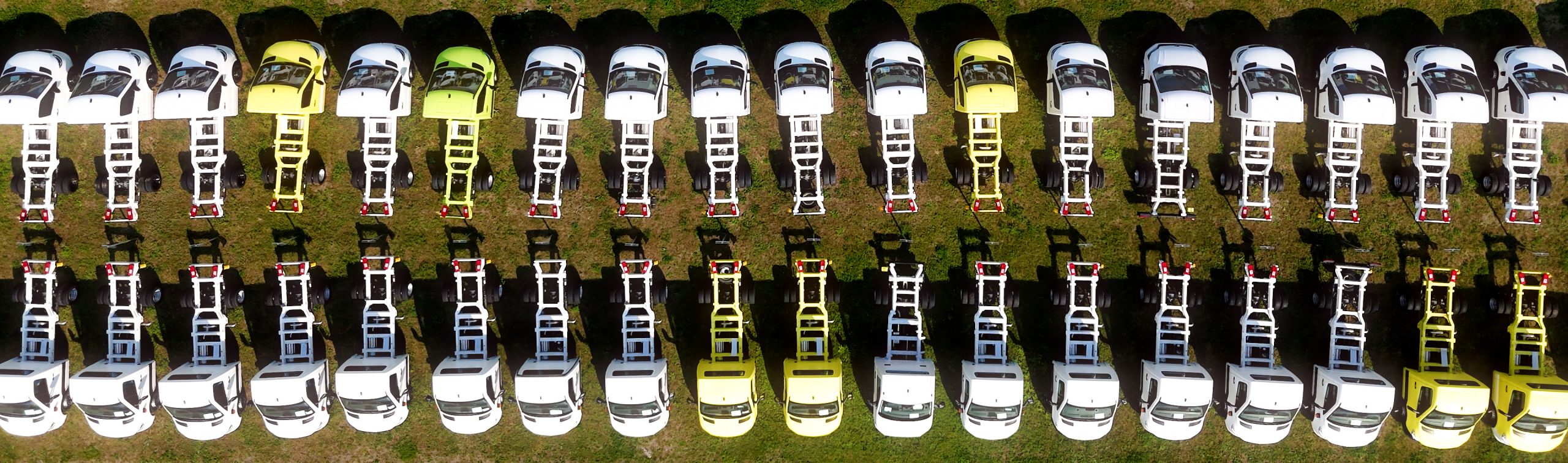 Drohnenaufnahme von Fahrgestellen ohne Aufbau bei Fahrtec Systeme – Top-Down Perspektive - Videoproduktion Neubrandenburg