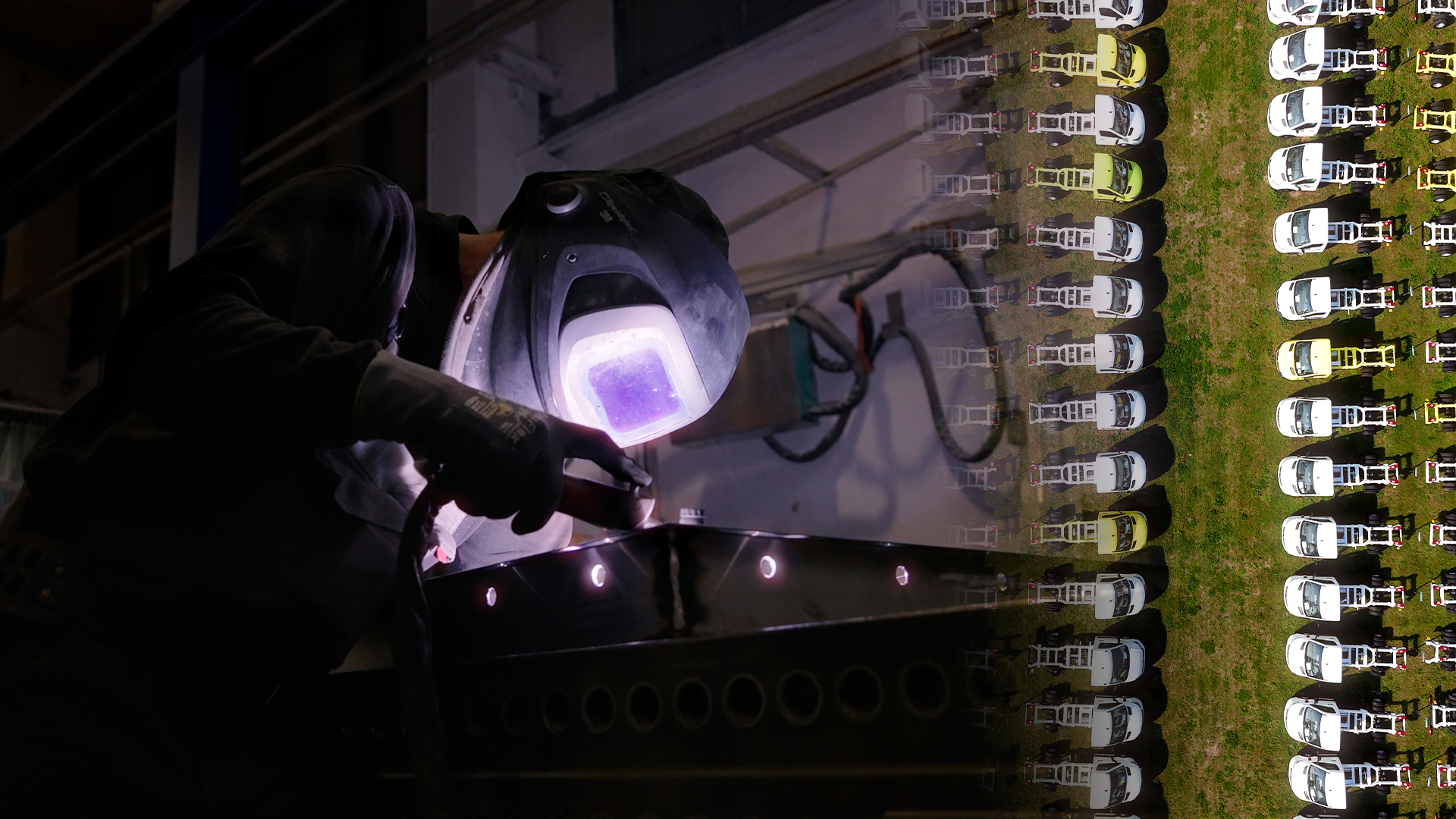 Drohnenaufnahme von Fahrgestellen ohne Aufbau + Schweißer bei Fahrtec Systeme – Top-Down Perspektive - Videoproduktion Neubrandenburg