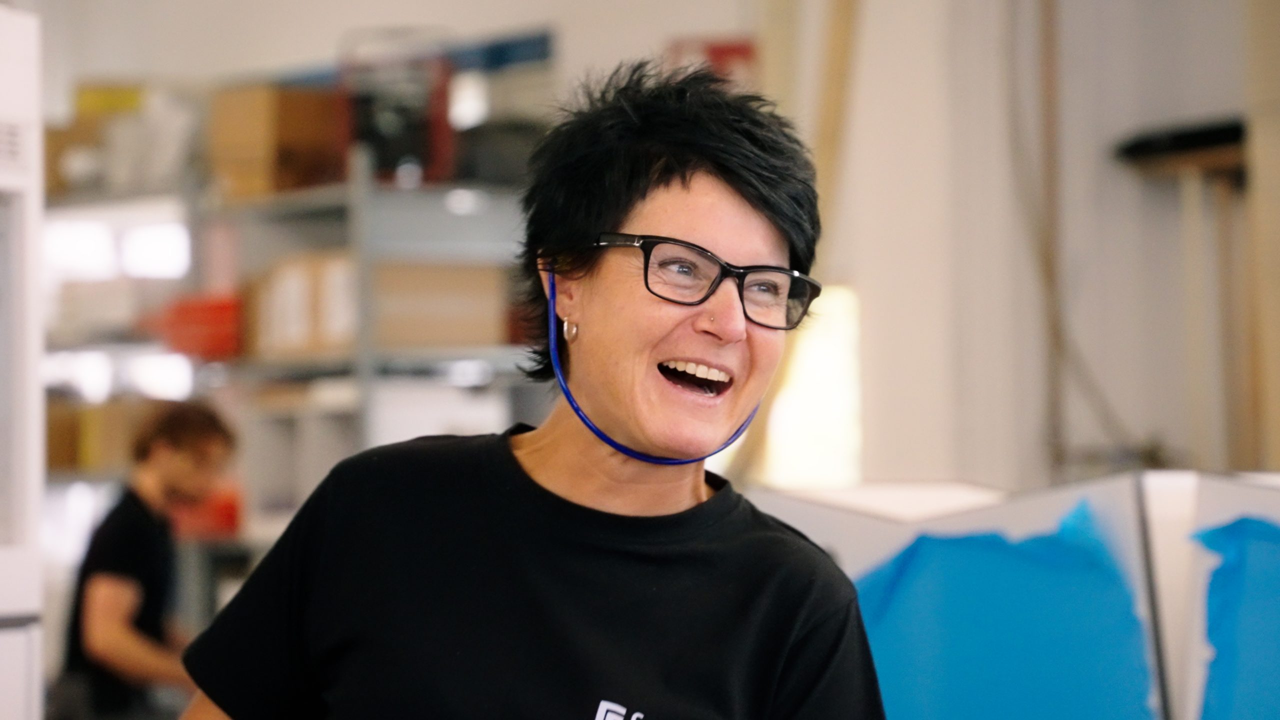 Mitarbeiterin in der Fertigung von Fahrtec Systeme in Neubrandenburg – authentischer Moment beim Dreh - Videoproduktion Neubrandenburg