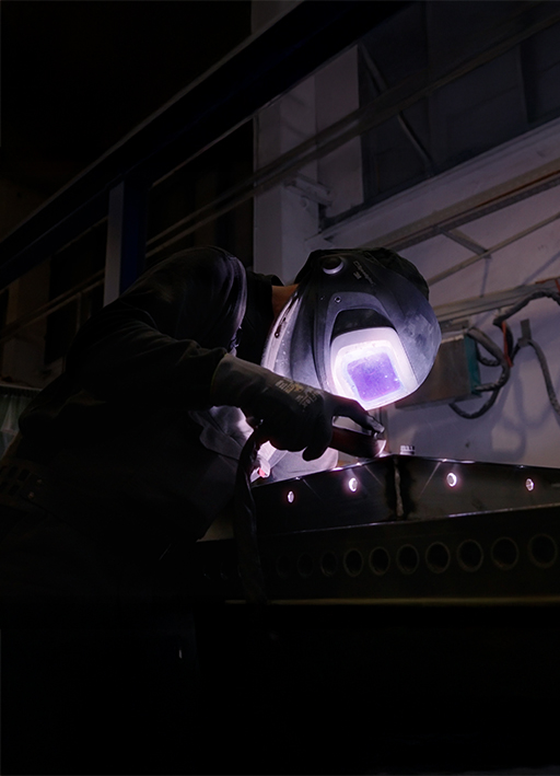 Schweißer in der Produktion bei Fahrtec Systeme – Videodreh für Imagefilm in Neubrandenburg - Videoproduktion Neubrandenburg