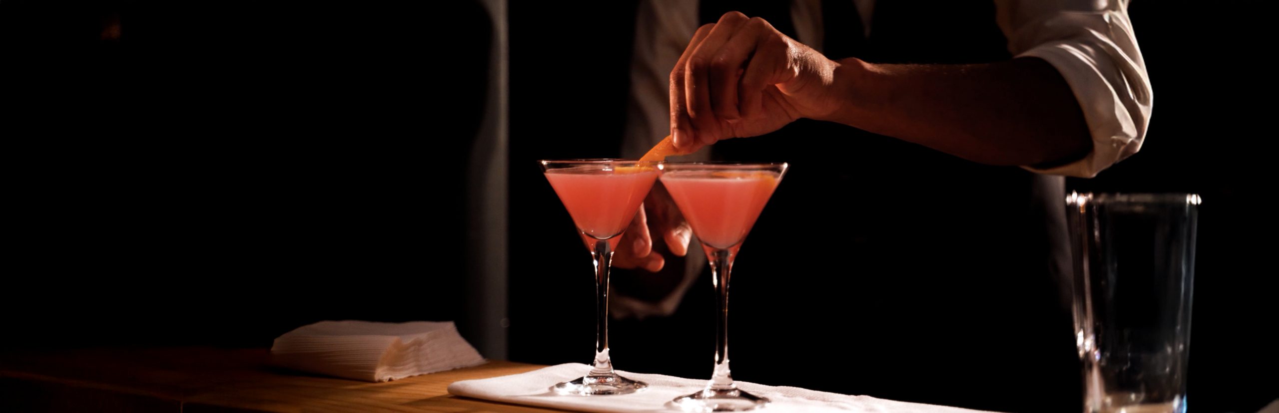 Drinks werden bei der Hochzeitsfeier gemixt