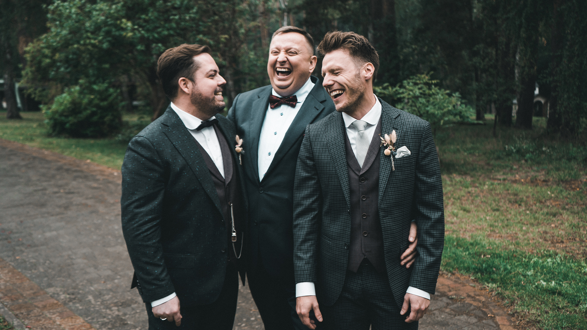 Hochzeitspaar mit Trauredner lachen gemeinsam