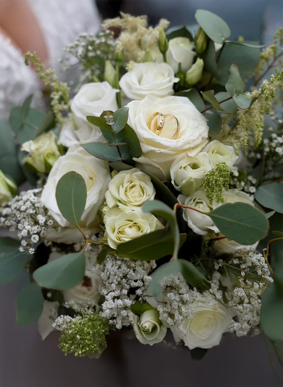 Brautstrauß in weiß und grün mit Trauringen