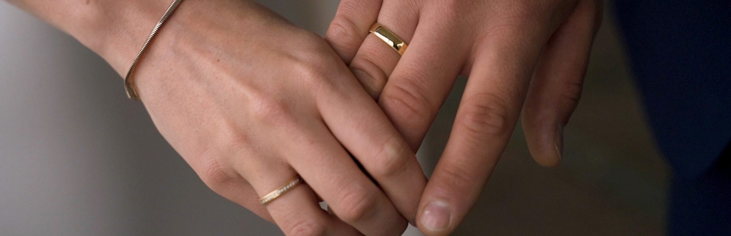 Brautpaar zeigt Ringe bei Feierlocation