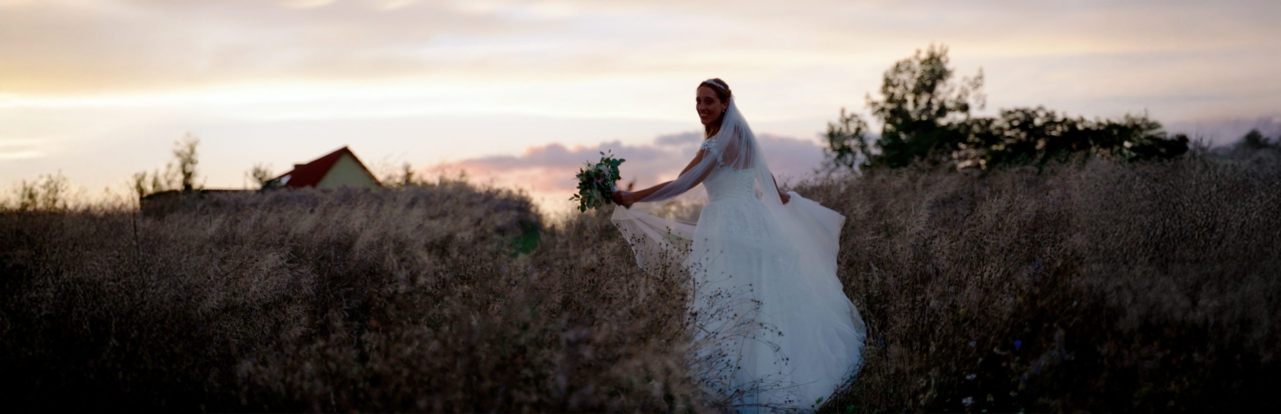 Braut Fotoshooting im Feld bei Golden Hour - Hochzeitsfilm Neubrandenburg