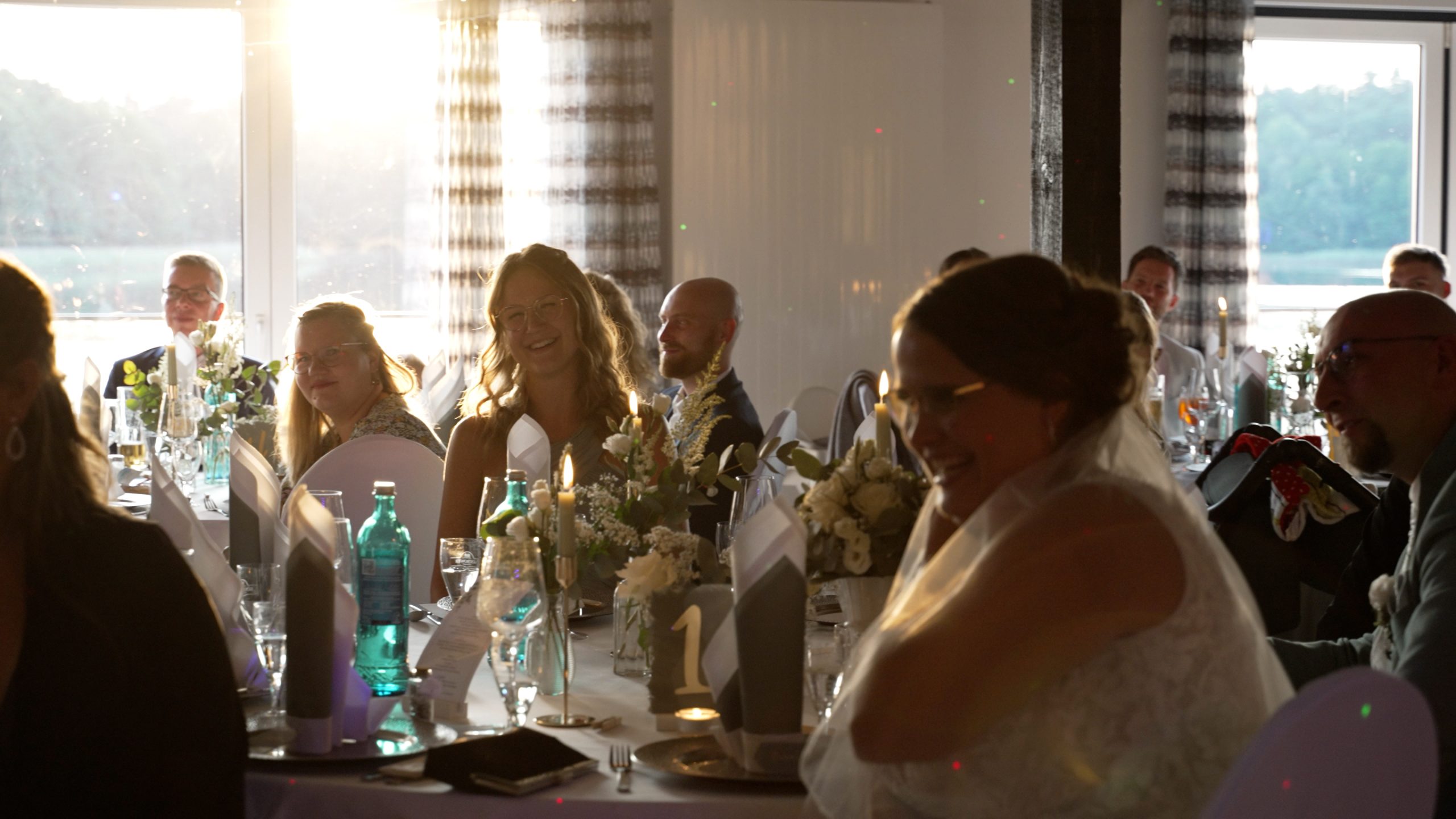 Brautpaar während der goldenen Stunde