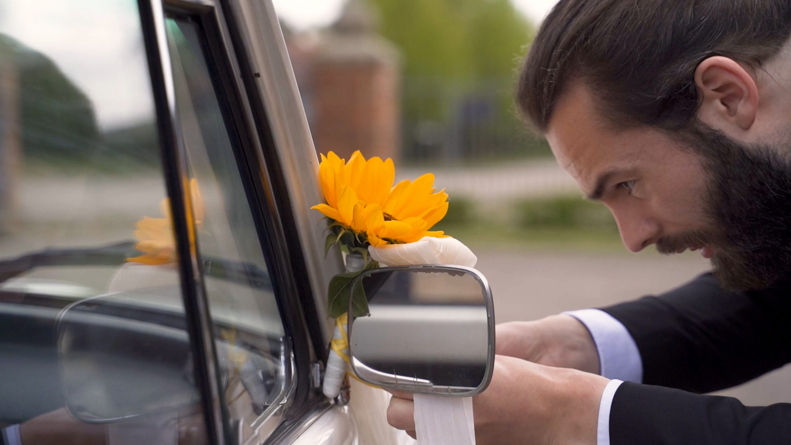 Blumendeko für das Hochzeitsauto beim Gutshof