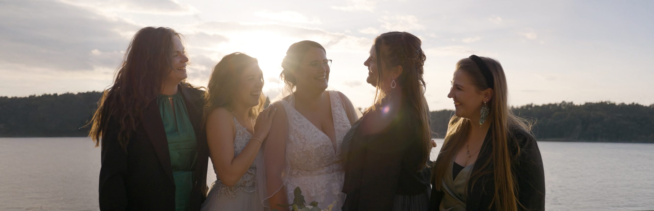 Braut mit Freundinnen am See