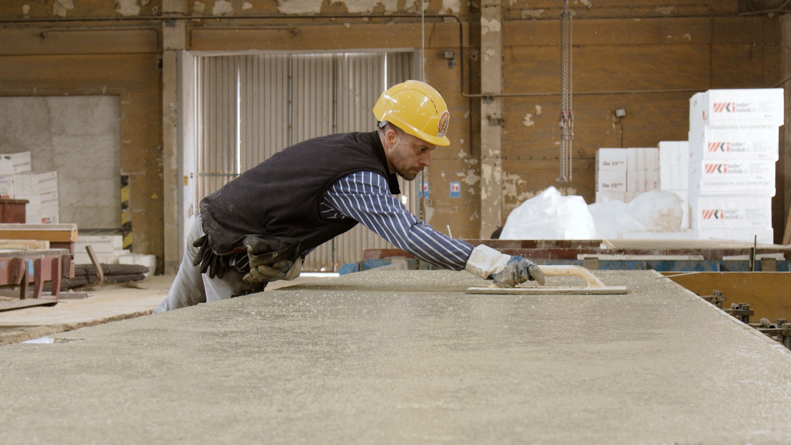 Betonwerk- Arbeiter bei der Fertigung eines Betonelements