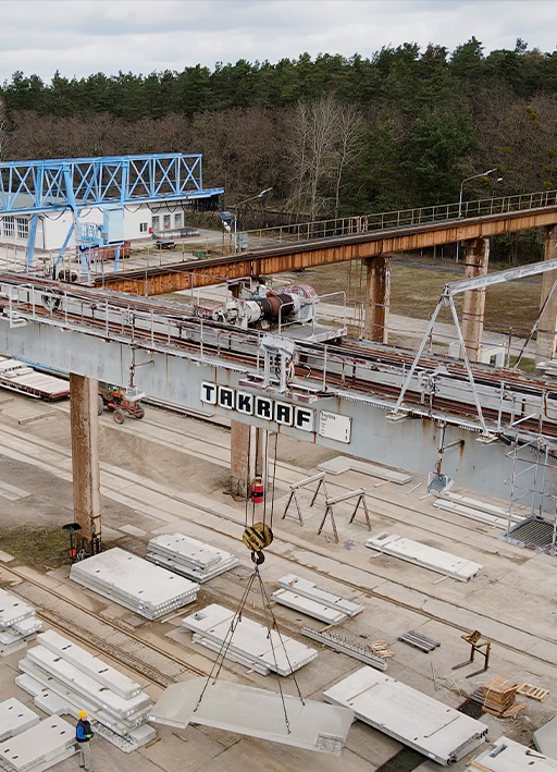 Betonwerk Kran befördert schwere Betonelemente
