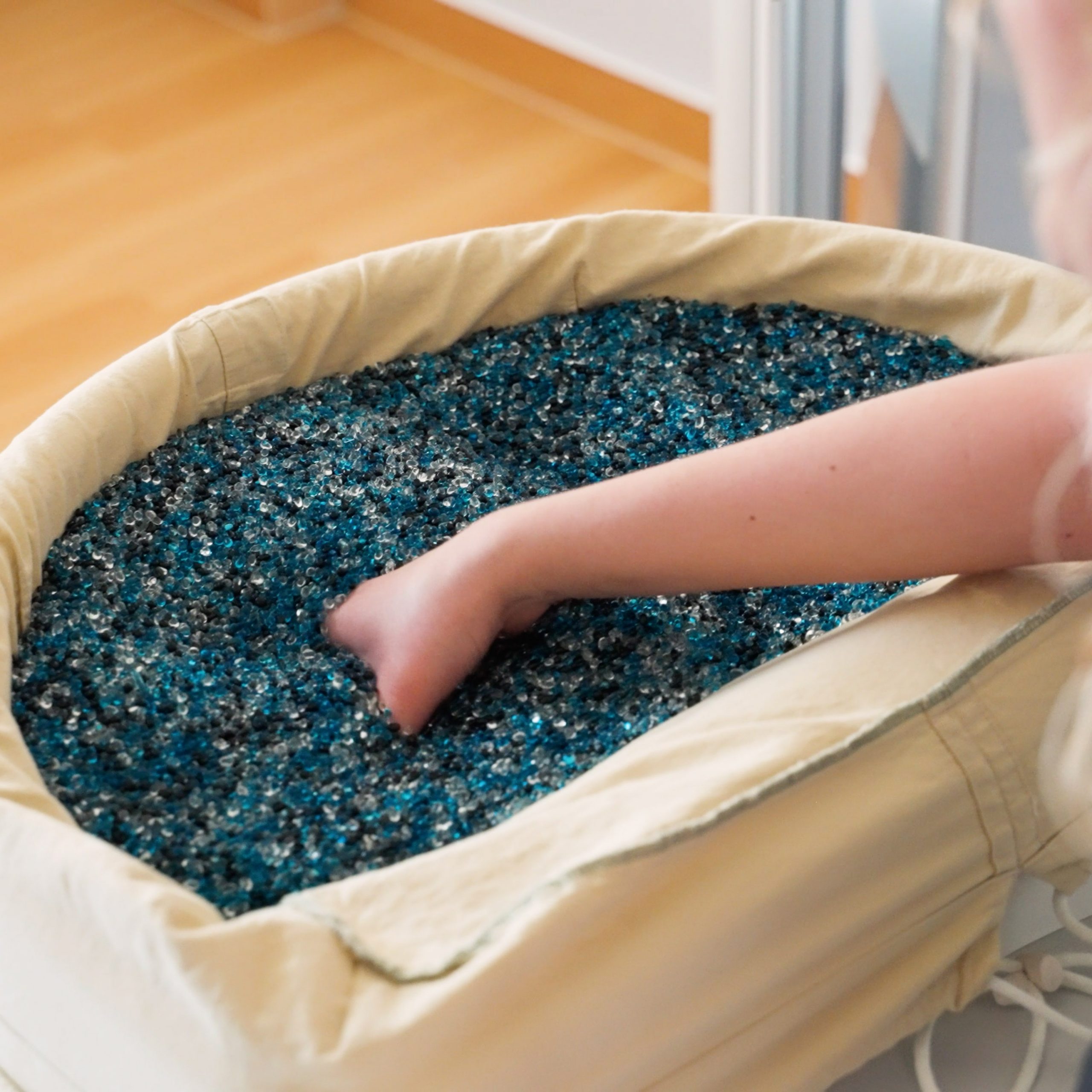 Ergotherapie im EVK Wesel: Hand in Sensorik-Schale – Recruitingfilm von FlowVideos. Videoproduktion Neubrandenburg