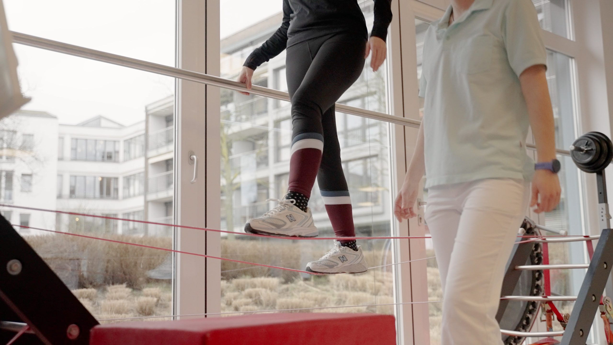 Physiotherapie im EVK Wesel: Gangschule an den Parallelbarren – Recruitingfilm von FlowVideos. Videoproduktion Neubrandenburg